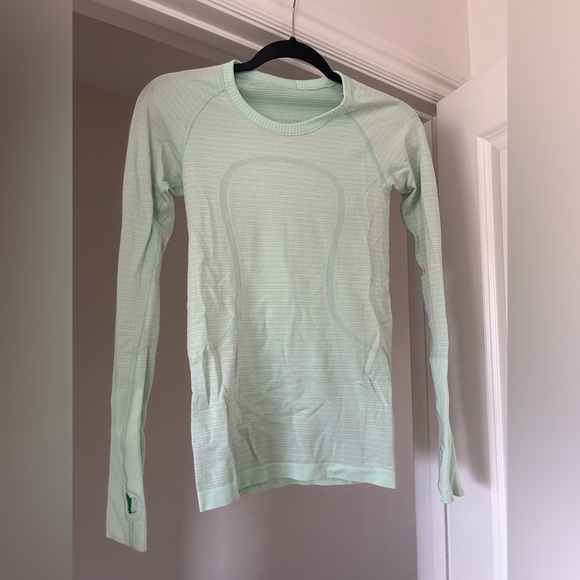lululemon athletica Tops - Swiftly Tech Long-Sleeve Shirt 2.0 Hip Length light blue size 6